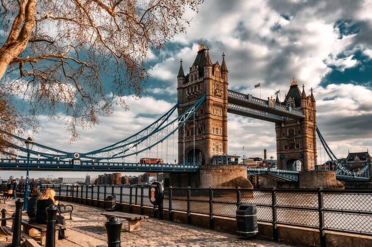 SOUTH KENSINGTON / TARTIŞMA VE TOPLUM ÖNÜNDE KONUŞMA